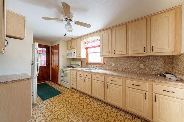 8 Apache Rd, Bellingham, MA 02019