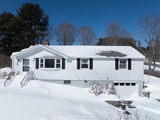 8 Apache Rd, Bellingham, MA 02019