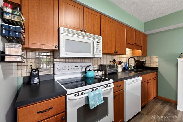 6668 Oakwood Lane, Huber Heights, OH 45424