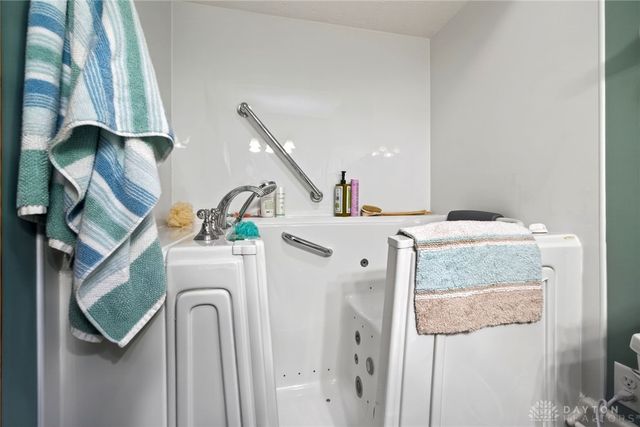 6668 Oakwood Lane, Huber Heights, OH 45424