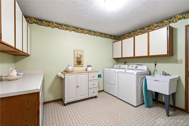 6668 Oakwood Lane, Huber Heights, OH 45424