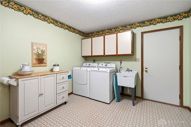 6668 Oakwood Lane, Huber Heights, OH 45424