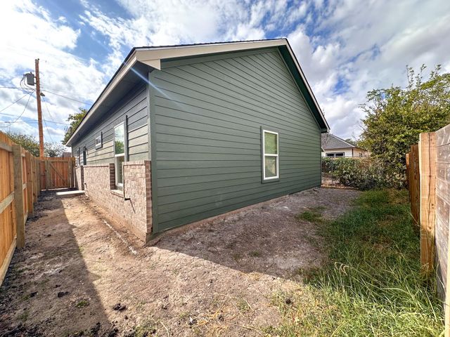 815 5th ST, Lockhart, TX 78644