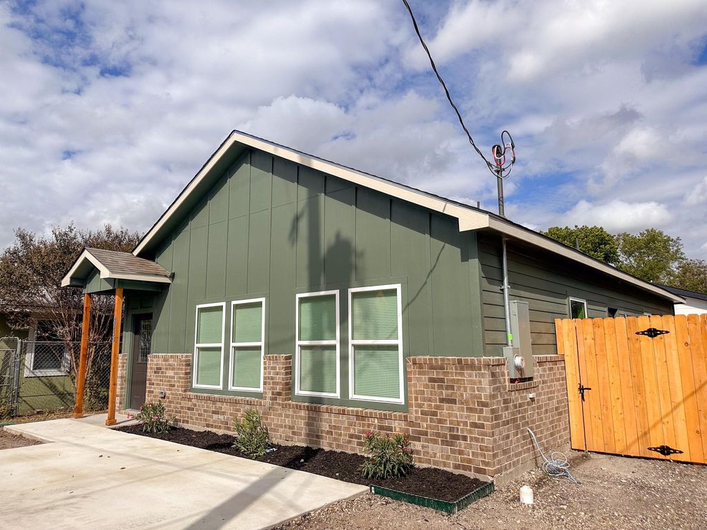 815 5th ST, Lockhart, TX 78644