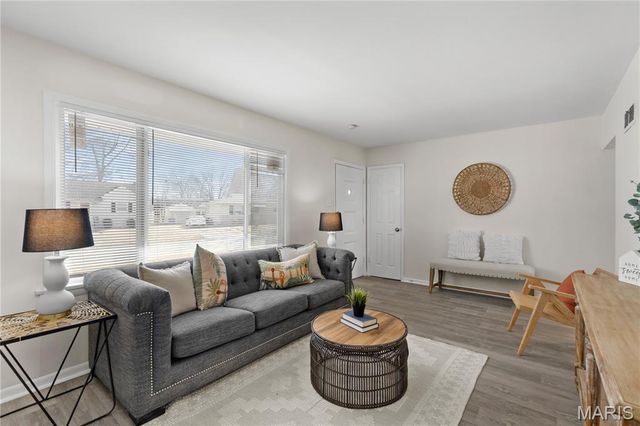 225 S Saint Charles Street, Florissant, MO 63031