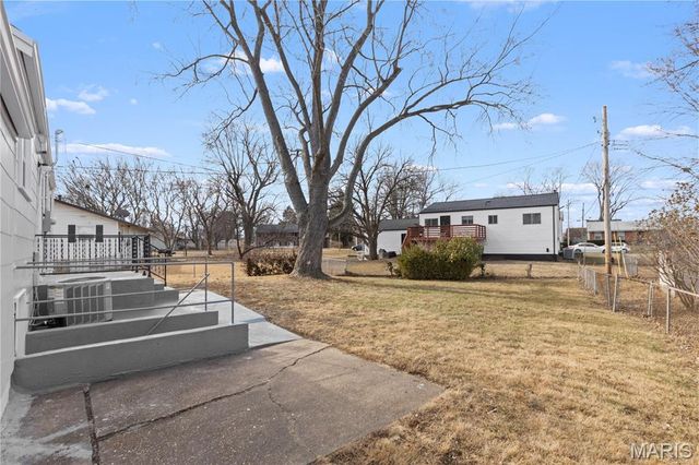 225 S Saint Charles Street, Florissant, MO 63031