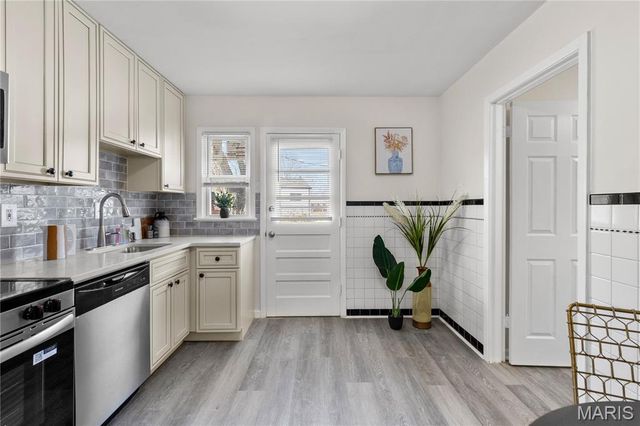 225 S Saint Charles Street, Florissant, MO 63031