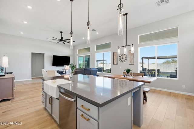 13668 W HACKAMORE Drive, Peoria, AZ 85383