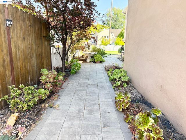 1033 Fountain St, Alameda, CA 94501