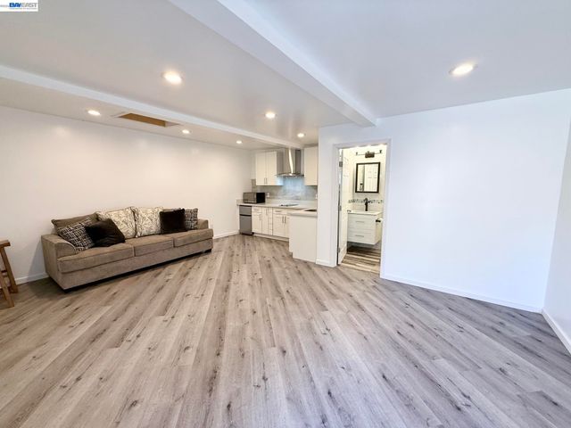 1033 Fountain St, Alameda, CA 94501