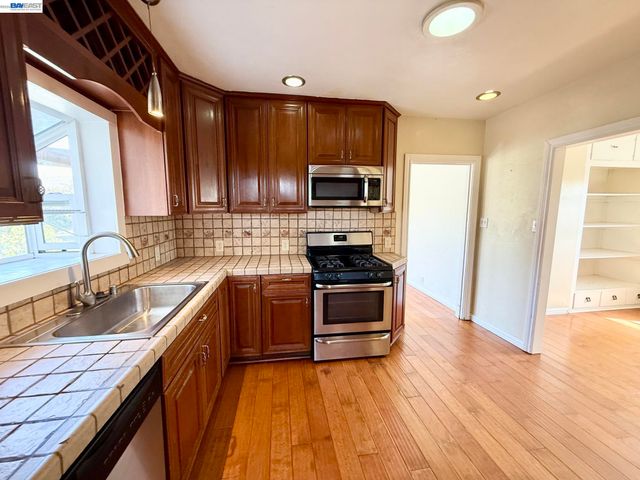 1033 Fountain St, Alameda, CA 94501