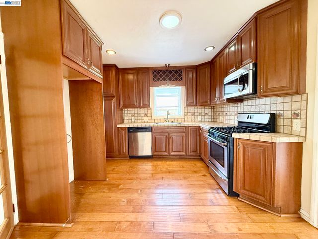 1033 Fountain St, Alameda, CA 94501