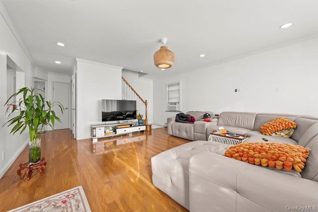 505 7TH AVE, New Hyde Park, NY 11040