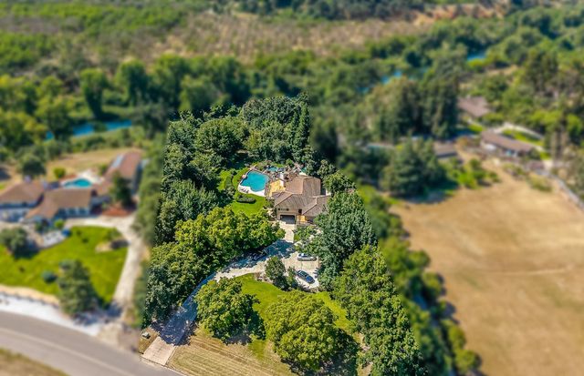 8918 Oak View Dr, Oakdale, CA 95361