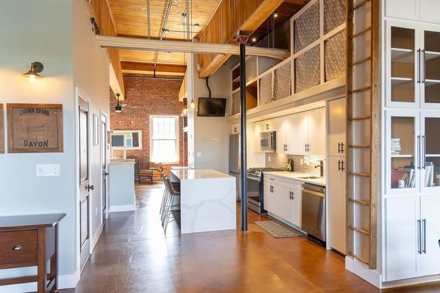 130 John St 212, Lowell, MA 01852