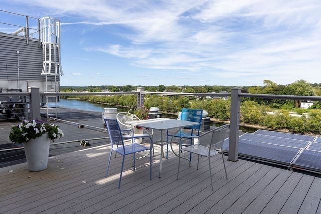 130 John St 212, Lowell, MA 01852