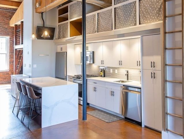 130 John St 212, Lowell, MA 01852