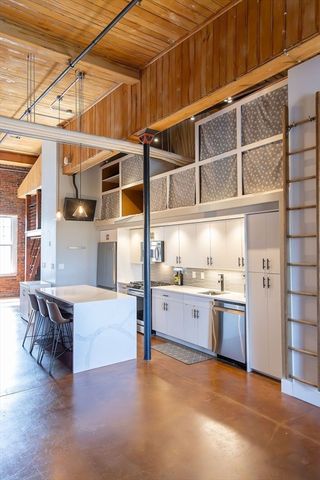 130 John St 212, Lowell, MA 01852