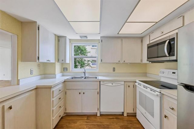 1300 N PORTOFINO DRIVE 208, Sarasota, FL 34242