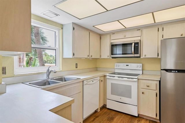 1300 N PORTOFINO DRIVE 208, Sarasota, FL 34242