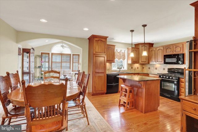 1316 WILLOW CREEK DR, Mount Joy, PA 17552
