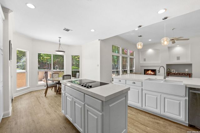 8522 FAIRWAY BEND DR, Boerne, TX 78015