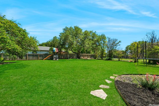8522 FAIRWAY BEND DR, Boerne, TX 78015