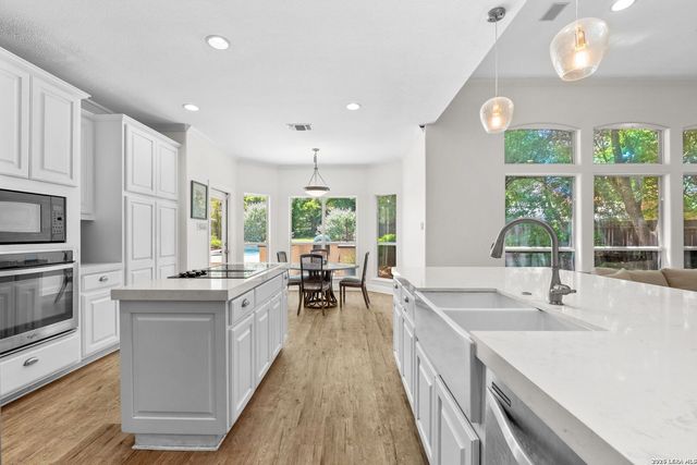 8522 FAIRWAY BEND DR, Boerne, TX 78015