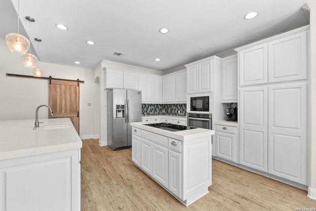 8522 FAIRWAY BEND DR, Boerne, TX 78015