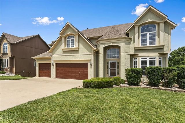 212 NE Hidden Ridge Lane, Lee's Summit, MO 64064