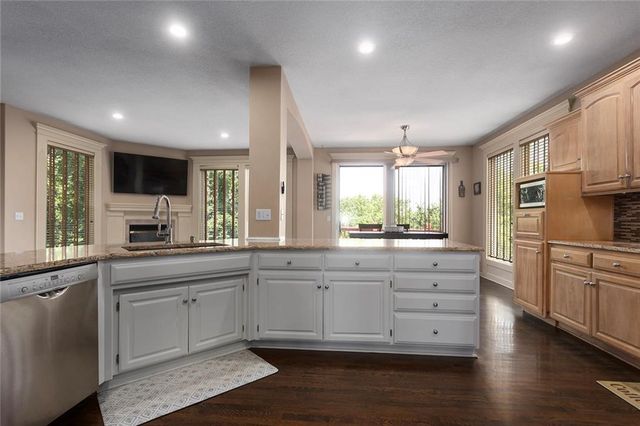 212 NE Hidden Ridge Lane, Lee's Summit, MO 64064