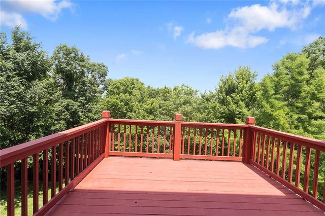 212 NE Hidden Ridge Lane, Lee's Summit, MO 64064