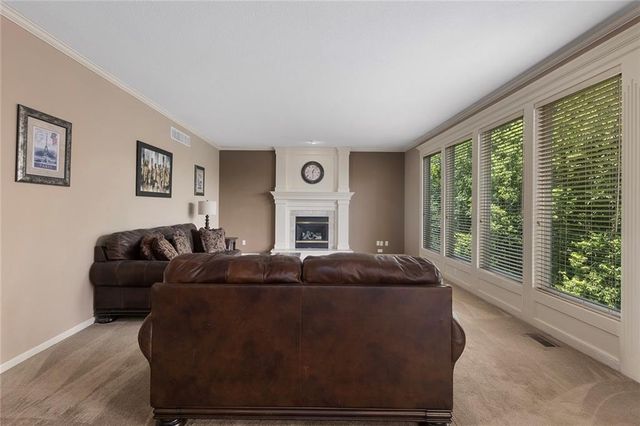 212 NE Hidden Ridge Lane, Lee's Summit, MO 64064
