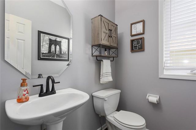 212 NE Hidden Ridge Lane, Lee's Summit, MO 64064