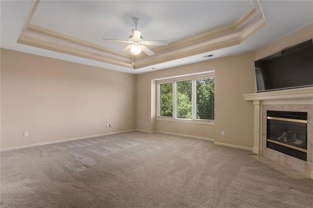 212 NE Hidden Ridge Lane, Lee's Summit, MO 64064