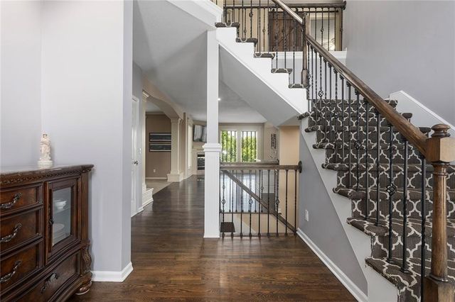 212 NE Hidden Ridge Lane, Lee's Summit, MO 64064
