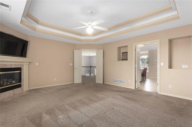 212 NE Hidden Ridge Lane, Lee's Summit, MO 64064