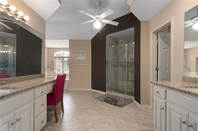 212 NE Hidden Ridge Lane, Lee's Summit, MO 64064