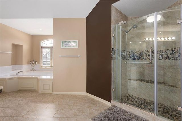 212 NE Hidden Ridge Lane, Lee's Summit, MO 64064