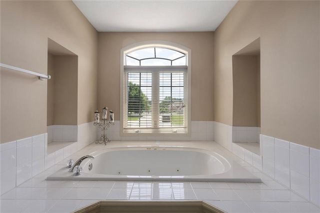 212 NE Hidden Ridge Lane, Lee's Summit, MO 64064