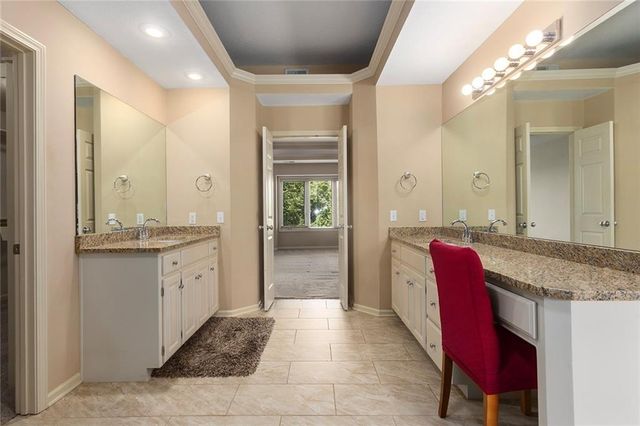 212 NE Hidden Ridge Lane, Lee's Summit, MO 64064