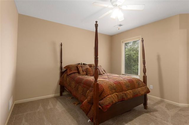 212 NE Hidden Ridge Lane, Lee's Summit, MO 64064