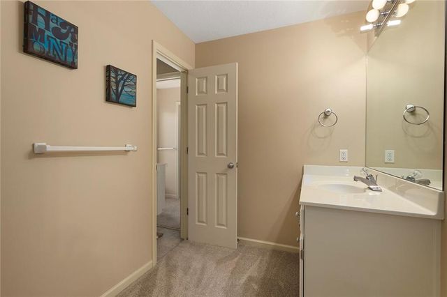 212 NE Hidden Ridge Lane, Lee's Summit, MO 64064
