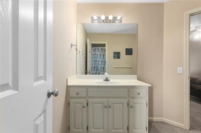 212 NE Hidden Ridge Lane, Lee's Summit, MO 64064