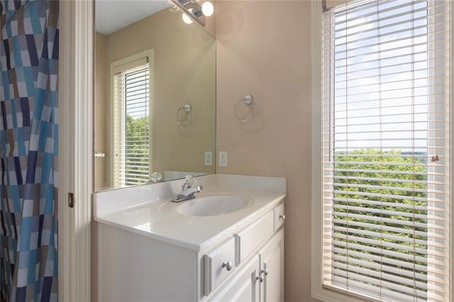 212 NE Hidden Ridge Lane, Lee's Summit, MO 64064