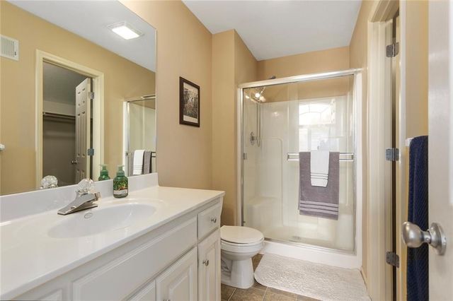212 NE Hidden Ridge Lane, Lee's Summit, MO 64064