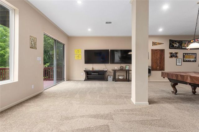 212 NE Hidden Ridge Lane, Lee's Summit, MO 64064