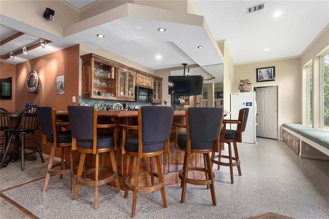 212 NE Hidden Ridge Lane, Lee's Summit, MO 64064