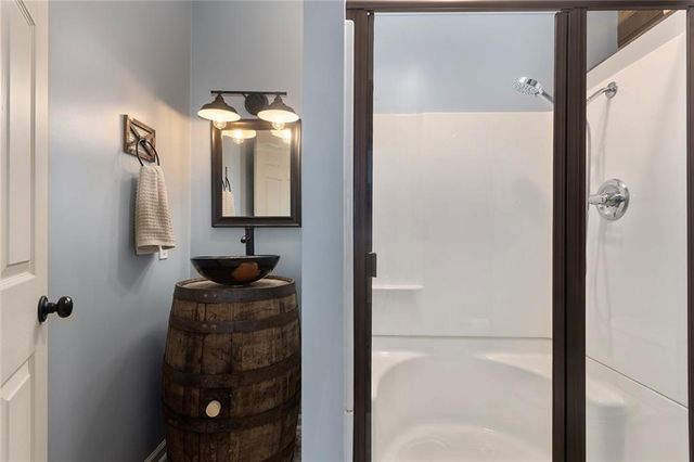 212 NE Hidden Ridge Lane, Lee's Summit, MO 64064