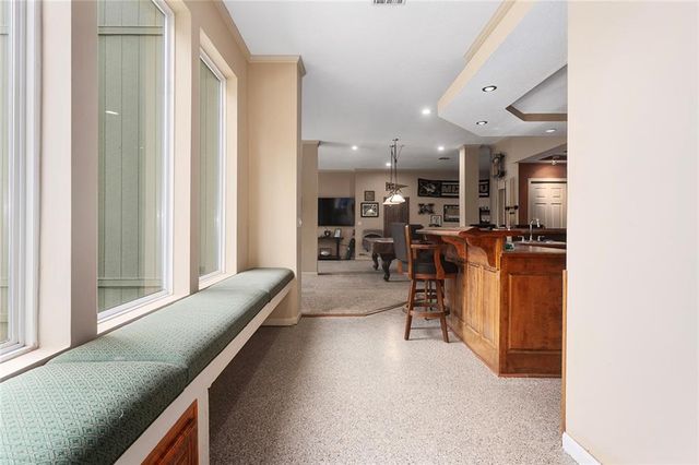 212 NE Hidden Ridge Lane, Lee's Summit, MO 64064